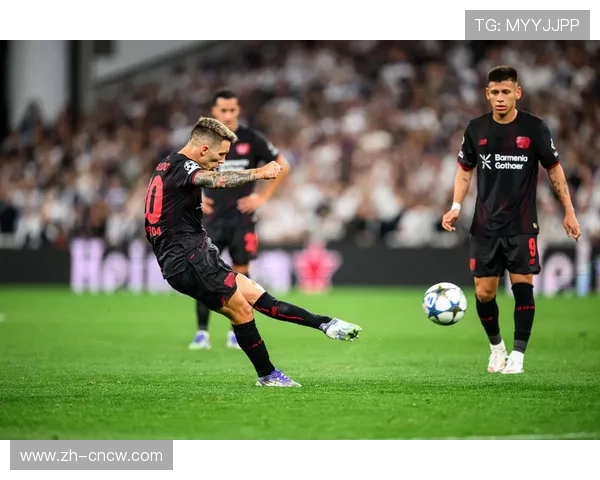 勒沃库森赛前热身秀脚法，球迷互动气氛热烈